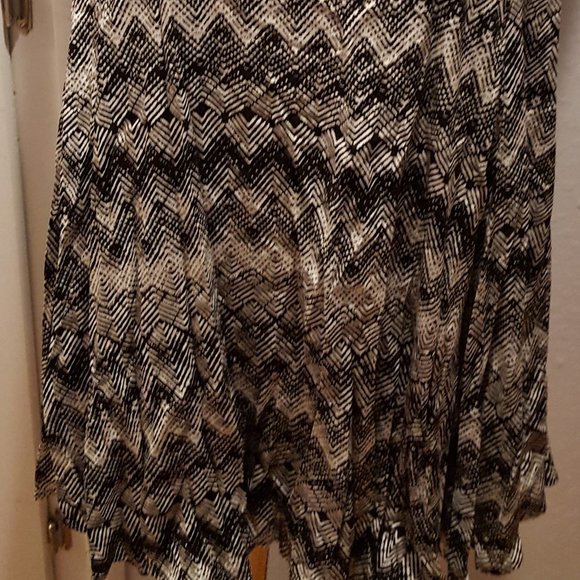 TORRID Skate Dress ~ Sz 18 ~ Black & White Zig-Zag - Picture 3 of 3